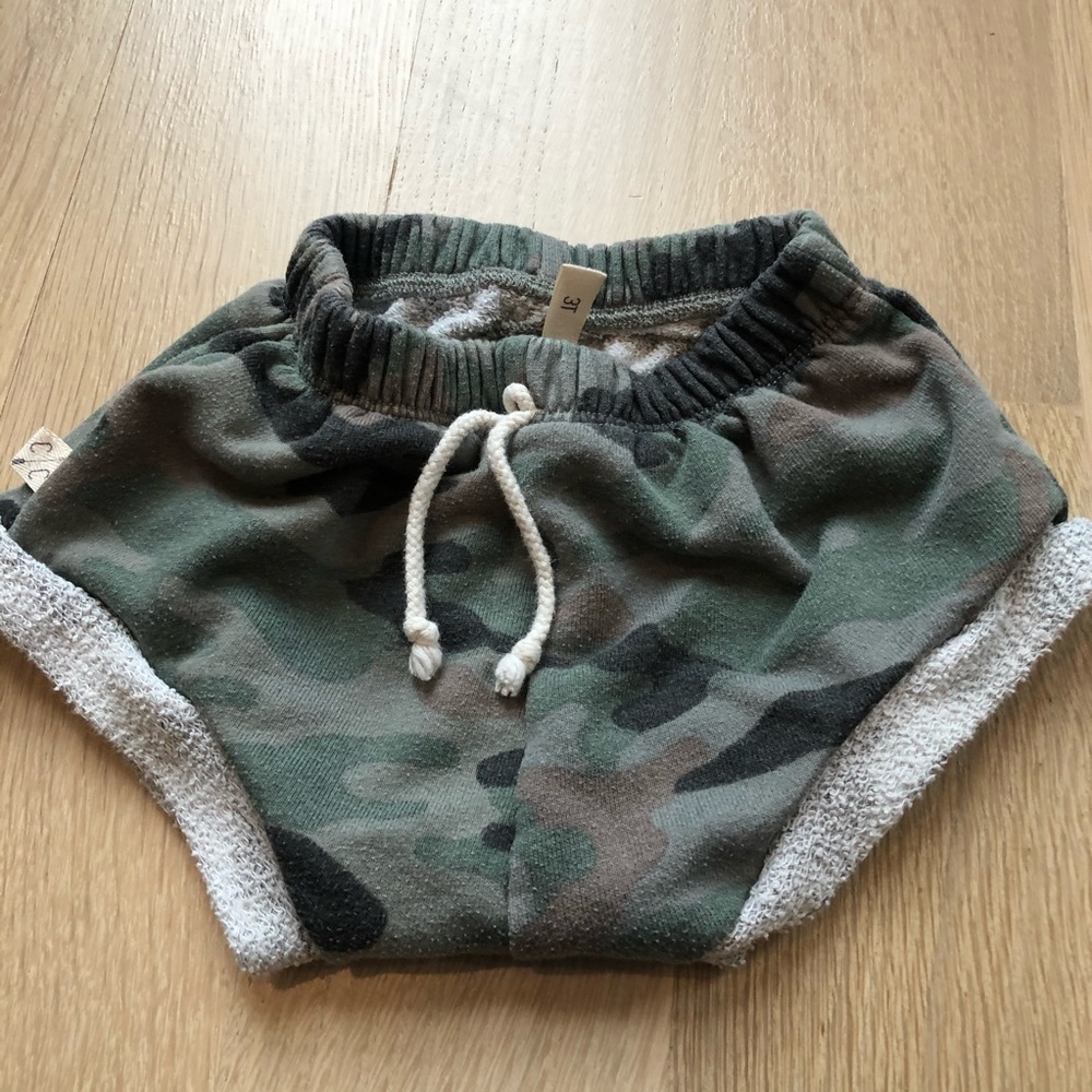 Childhoods OG camo shortie 3t GUC
